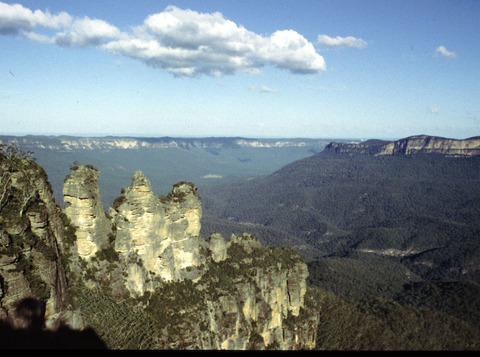 australia - the 3 sisters in the blue mountains.jpg